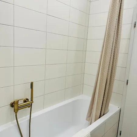 Cozy And Unique Near Train Station Апартаменты