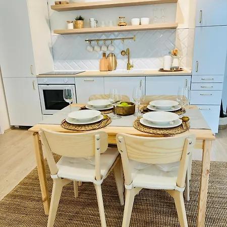 Cozy And Unique Near Train Station Апартаменты *