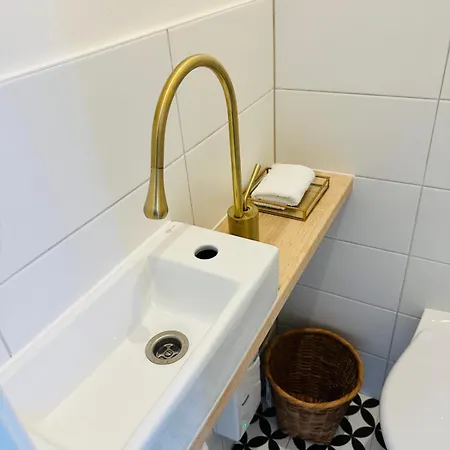 Cozy And Unique Near Train Station Апартаменты